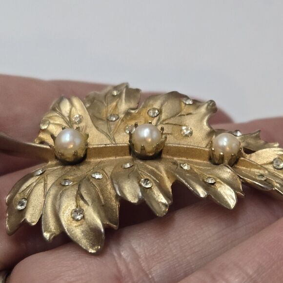Vintage Pegasus CORO Signed Gold Tone Pin Brooch Rhinestone Faux Pearl Leaf - Picture 2 of 6